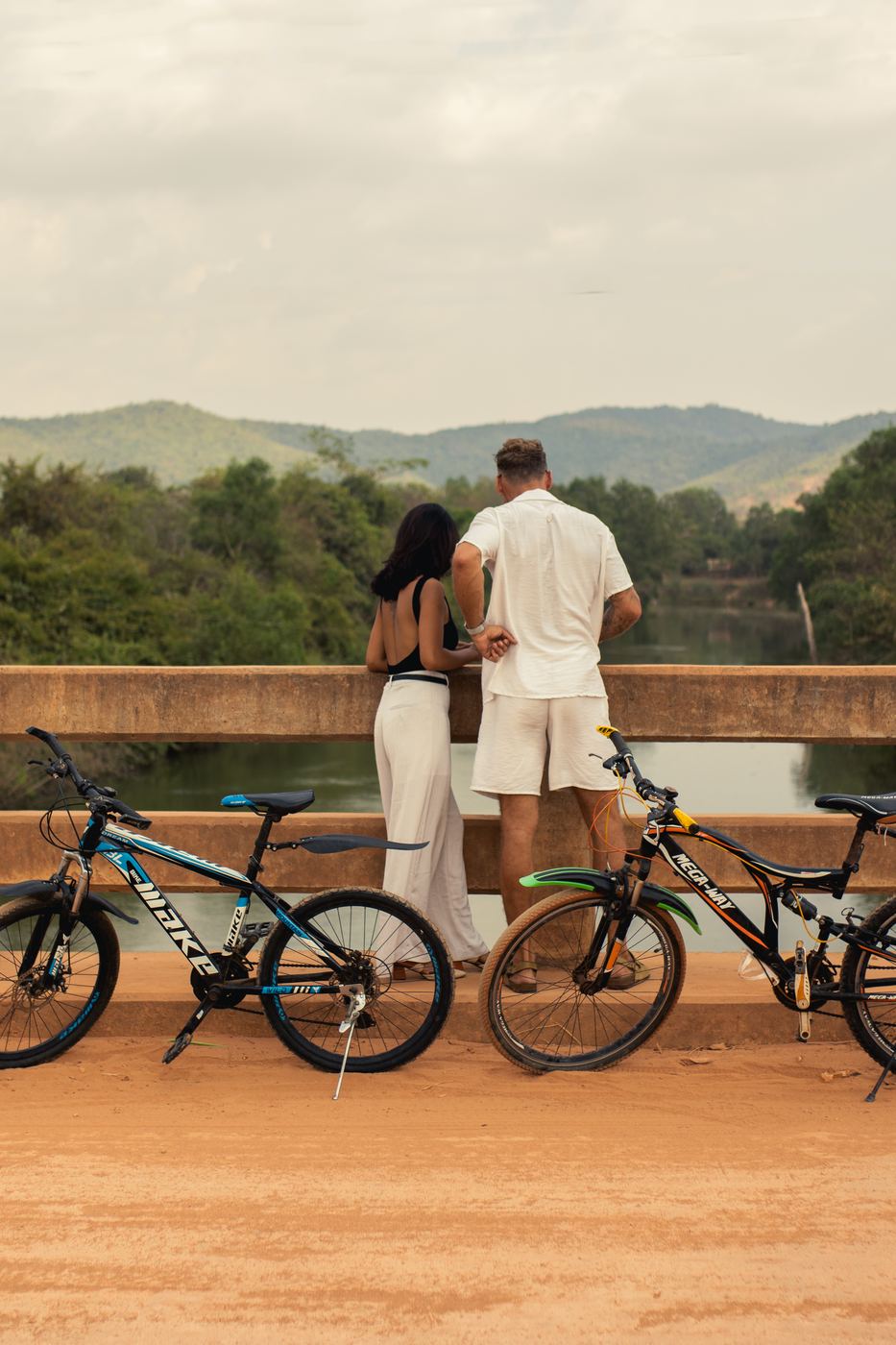 Guests with bicycles on the bridge near Khla Lodge